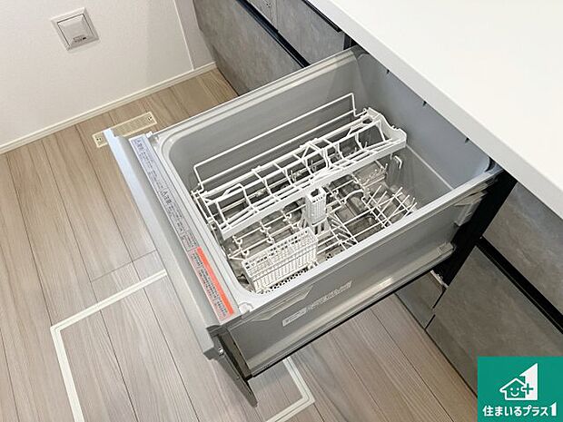 【食洗機】食事後の一仕事、食器洗いをボタン一つでお任せできちゃいます!場所を取らないビルトイン式なので、お料理スペースもしっかり確保!