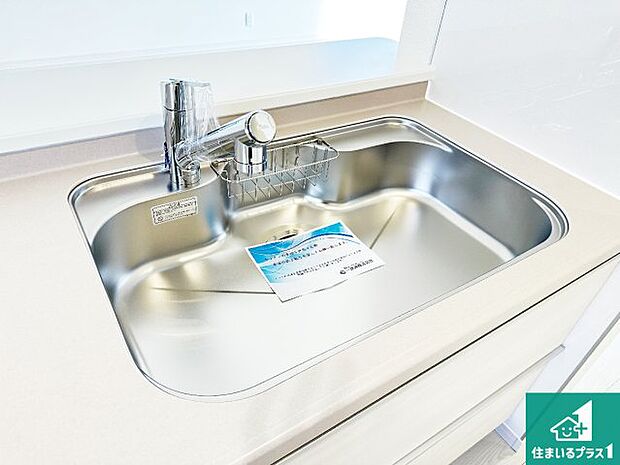 【キッチンシンク】蛇口の先端に浄水器を内蔵しています!原水と浄水、お湯と冷水、シャワーの切替えがワンタッチなので用途によって使い分けられます。