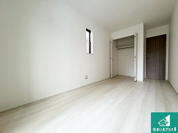 【洋室】シンプルな洋室は、自分好みのインテリアが楽しめます♪ご家族とインテリアや家具を選びに行くのは新築購入時の醍醐味の一つです。ぜひお楽しみください♪