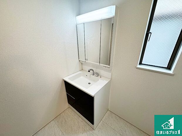 【独立洗面台】清潔感のある洗面台です。フラットな鏡は掃除がしやすく毎日清潔!鏡裏には収納があるのでスッキリとした洗面台が保てます。