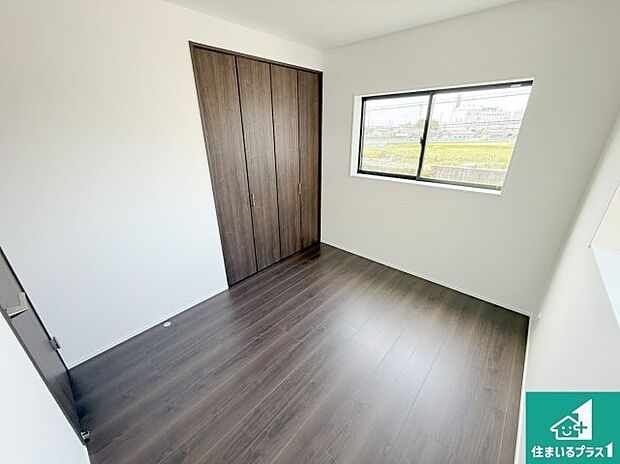 【洋室】周辺は落ち着いた街並みの住宅地!子育てがしやすい住環境です!まだ未完成ですが、現地でしかわからない事もございます。是非一度ご覧ください。