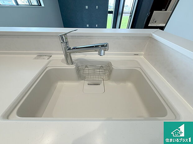 【キッチンシンク】蛇口の先端に浄水器を内蔵しています!原水と浄水、お湯と冷水、シャワーの切替えがワンタッチなので用途によって使い分けられます。