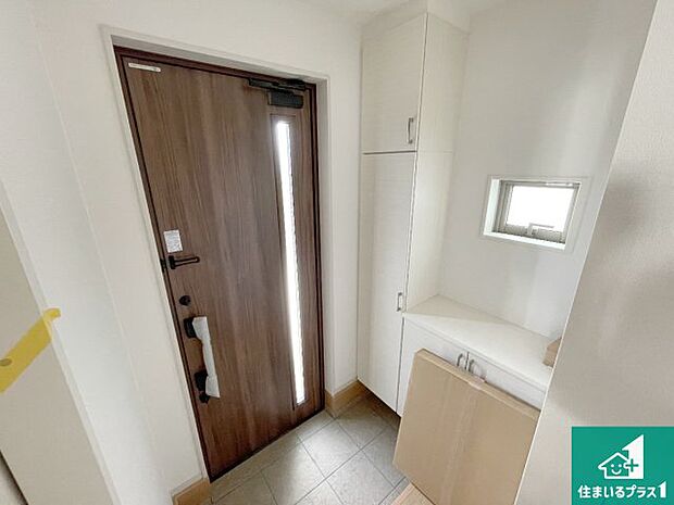 【玄関】シューズボックスにはたくさんの靴が収納できるので玄関周りはいつもスッキリ!ご家族が増えても安心!