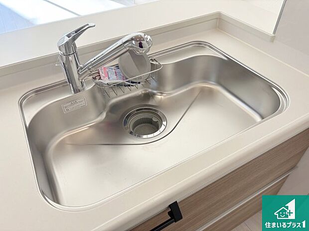 【キッチンシンク】蛇口の先端に浄水器を内蔵しています!原水と浄水、お湯と冷水、シャワーの切替えがワンタッチなので用途によって使い分けられます。