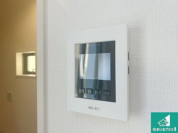 【カラーモニターインターホン】声だけでなく来訪者の姿や顔がモニターで確認できるので、小さなお子様がいらっしゃるご家庭でも安心できます!