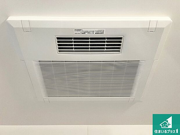 【浴室暖房乾燥機】四季を通して快適なバスライフをお手伝いする浴室暖房乾燥機!浴室の乾燥・暖房・涼風・換気はもちろん、24時間換気にも対応!