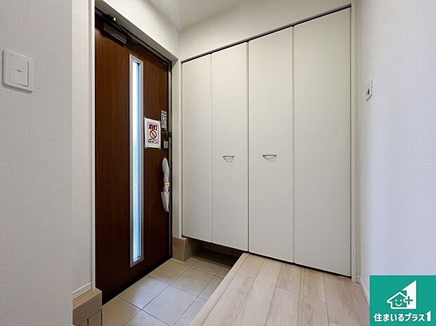 【玄関】シューズボックスにはたくさんの靴が収納できるので玄関周りはいつもスッキリ!ご家族が増えても安心!