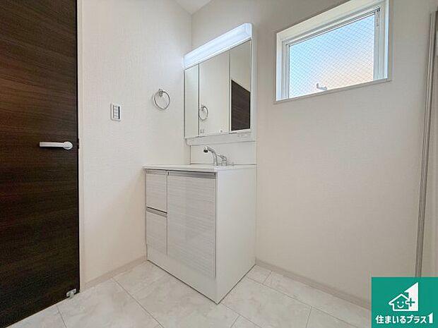 【独立洗面台】清潔感のある洗面台です。フラットな鏡は掃除がしやすく毎日清潔!鏡裏には収納があるのでスッキリとした洗面台が保てます。