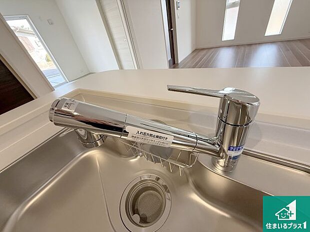 【キッチン水栓】浄水器を内蔵!炊飯時、お茶を作る時に安心してお水を使えます!お湯と冷水、浄水と原水、シャワーの切替えもワンタッチです!