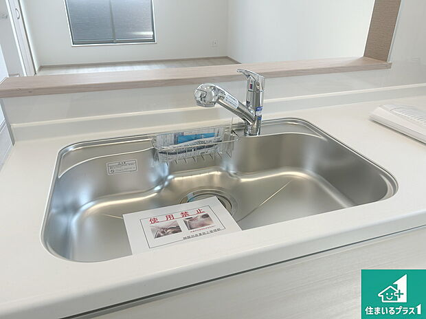 【キッチンシンク】蛇口の先端に浄水器を内蔵しています!原水と浄水、お湯と冷水、シャワーの切替えがワンタッチなので用途によって使い分けられます。