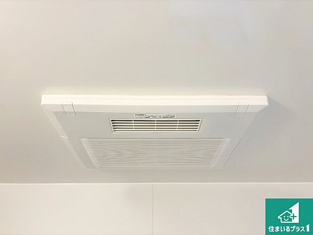 【浴室暖房乾燥機】四季を通して快適なバスライフをお手伝いする浴室暖房乾燥機!浴室の乾燥・暖房・涼風・換気はもちろん、24時間換気にも対応!