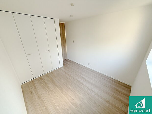 【洋室】シンプルな洋室は、自分好みのインテリアが楽しめます♪ご家族とインテリアや家具を選びに行くのは新築購入時の醍醐味の一つです。ぜひお楽しみください♪