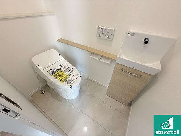 【トイレ】1・2階の2ヶ所にあるので、朝の忙しい時間の順番待ちもなく、深夜の利用にも大変便利です。