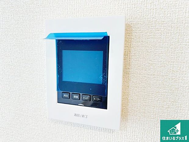 【カラーモニターインターホン】声だけでなく来訪者の姿や顔がモニターで確認できるので、小さなお子様がいらっしゃるご家庭でも安心できます！