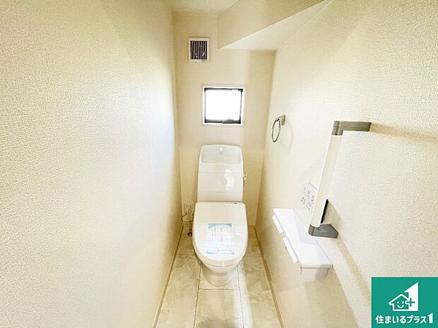 【トイレ】1・2階の2ヶ所にあるので、朝の忙しい時間の順番待ちもなく、深夜の利用にも大変便利です。