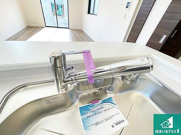 【キッチン水栓】浄水器を内蔵!炊飯時、お茶を作る時に安心してお水を使えます!お湯と冷水、浄水と原水、シャワーの切替えもワンタッチです!