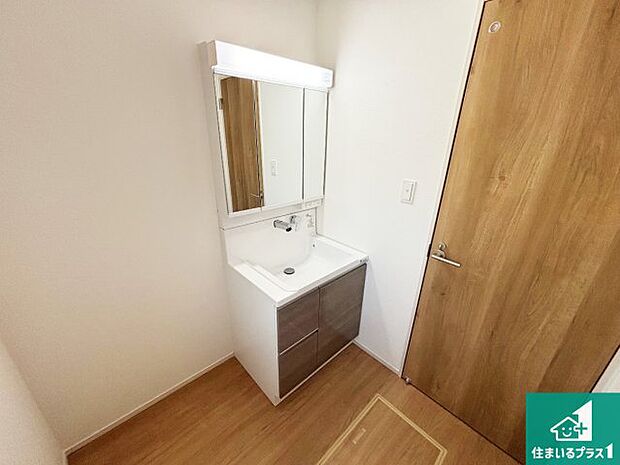 【独立洗面台】清潔感のある洗面台です。フラットな鏡は掃除がしやすく毎日清潔!鏡裏には収納があるのでスッキリとした洗面台が保てます。