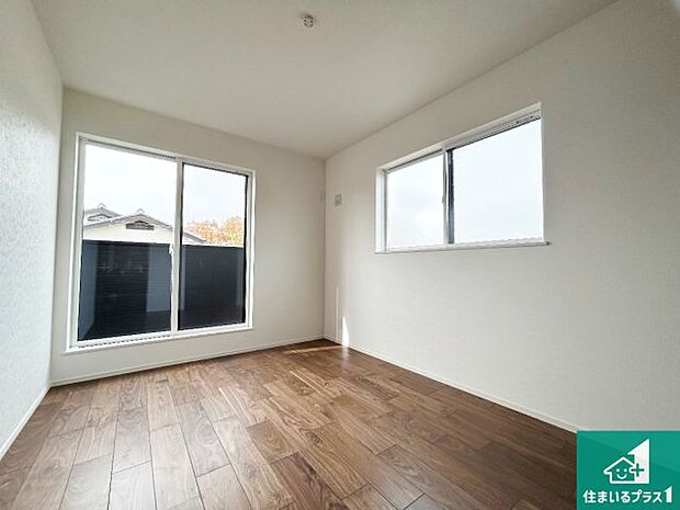 【洋室】シンプルな洋室は、自分好みのインテリアが楽しめます♪ご家族とインテリアや家具を選びに行くのは新築購入時の醍醐味の一つです。ぜひお楽しみください♪