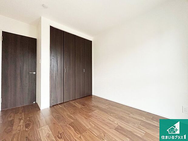 【洋室】シンプルな洋室は、自分好みのインテリアが楽しめます♪ご家族とインテリアや家具を選びに行くのは新築購入時の醍醐味の一つです。ぜひお楽しみください♪