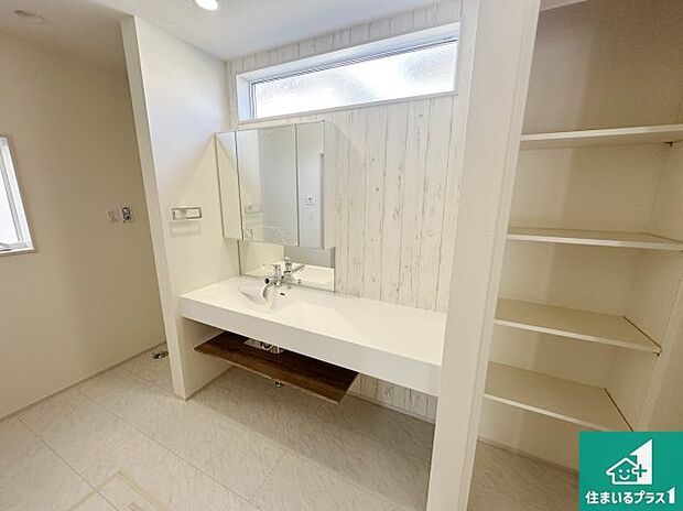 【独立洗面台】清潔感のある洗面台です。フラットな鏡は掃除がしやすく毎日清潔!鏡裏には収納があるのでスッキリとした洗面台が保てます。