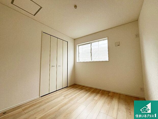 【洋室】シンプルな洋室は、自分好みのインテリアが楽しめます♪ご家族とインテリアや家具を選びに行くのは新築購入時の醍醐味の一つです。ぜひお楽しみください♪