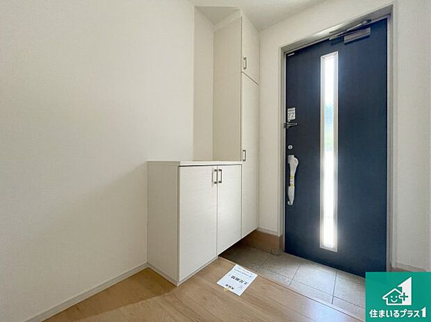 【玄関】シューズボックスにはたくさんの靴が収納できるので玄関周りはいつもスッキリ!ご家族が増えても安心!