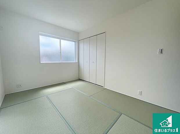 【和室】一室あると便利な和室は客間としてだけでなく、小さなお子様のプレイルームや食後のくつろぎスペースとしてもご利用いただけます。収納もついていますので大活躍間違いなし!