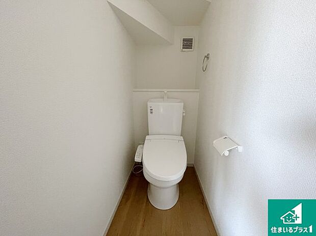 【トイレ】1・2階の2ヶ所にあるので、朝の忙しい時間の順番待ちもなく、深夜の利用にも大変便利です。