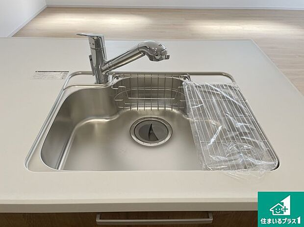 【キッチンシンク】蛇口の先端に浄水器を内蔵しています!原水と浄水、お湯と冷水、シャワーの切替えがワンタッチなので用途によって使い分けられます。