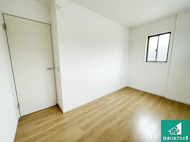 【洋室】シンプルな洋室は、自分好みのインテリアが楽しめます♪ご家族とインテリアや家具を選びに行くのは新築購入時の醍醐味の一つです。ぜひお楽しみください♪