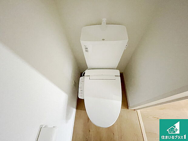 【トイレ】1・2階の2ヶ所にあるので、朝の忙しい時間の順番待ちもなく、深夜の利用にも大変便利です。