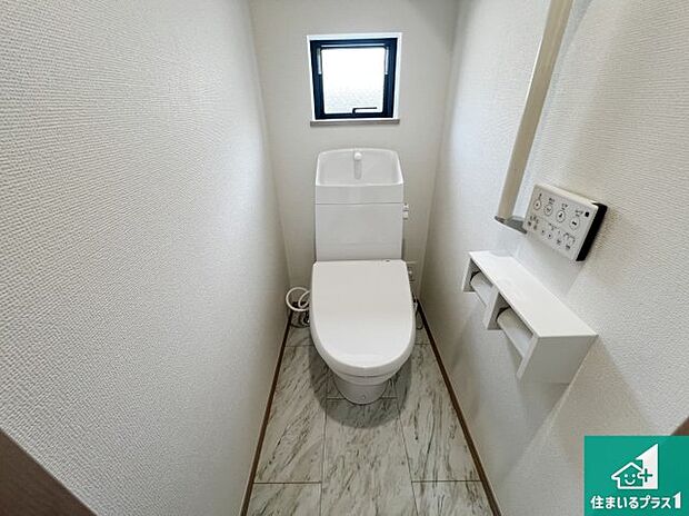 【トイレ】1・2階の2ヶ所にあるので、朝の忙しい時間の順番待ちもなく、深夜の利用にも大変便利です。