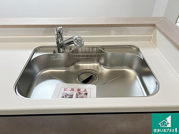 【キッチンシンク】蛇口の先端に浄水器を内蔵しています!原水と浄水、お湯と冷水、シャワーの切替えがワンタッチなので用途によって使い分けられます。
