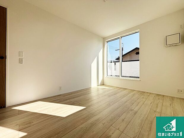 【洋室】シンプルな洋室は、自分好みのインテリアが楽しめます♪ご家族とインテリアや家具を選びに行くのは新築購入時の醍醐味の一つです。ぜひお楽しみください♪