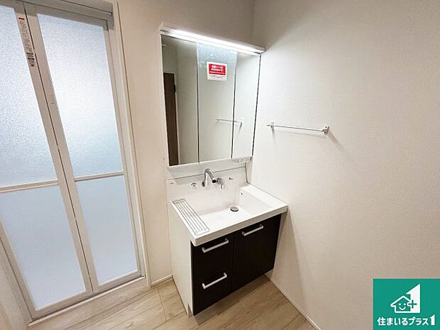 【独立洗面台】清潔感のある洗面台です。フラットな鏡は掃除がしやすく毎日清潔!鏡裏には収納があるのでスッキリとした洗面台が保てます。
