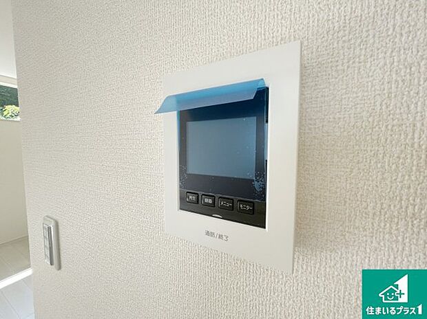 【カラーモニターインターホン】声だけでなく来訪者の姿や顔がモニターで確認できるので、小さなお子様がいらっしゃるご家庭でも安心できます!