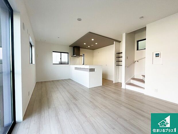 【居間・リビング】日当たり良好の明るいリビングで朝の目覚めもスッキリできそう！対面キッチンでご家族のコミュニケーションも自然と増える設計！小さなお子様が遊ぶスペースを作っても広々とくつろげるLDK！