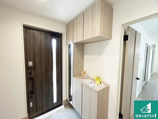 【玄関】シューズボックスにはたくさんの靴が収納できるので玄関周りはいつもスッキリ!ご家族が増えても安心!