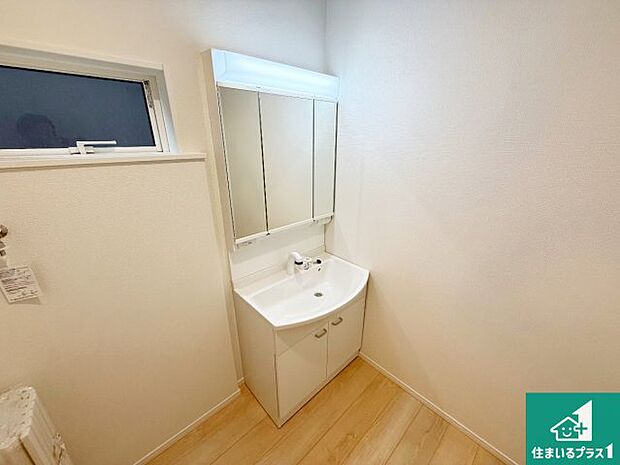 【独立洗面台】清潔感のある洗面台です。フラットな鏡は掃除がしやすく毎日清潔!鏡裏には収納があるのでスッキリとした洗面台が保てます。