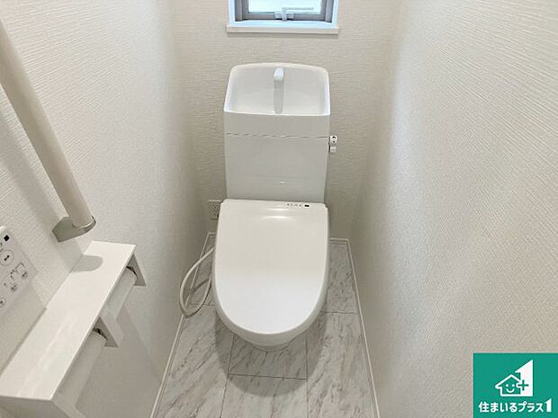 【トイレ】1・2階の2ヶ所にあるので、朝の忙しい時間の順番待ちもなく、深夜の利用にも大変便利です。