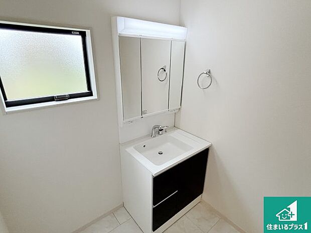 【独立洗面台】清潔感のある洗面台です。フラットな鏡は掃除がしやすく毎日清潔!鏡裏には収納があるのでスッキリとした洗面台が保てます。