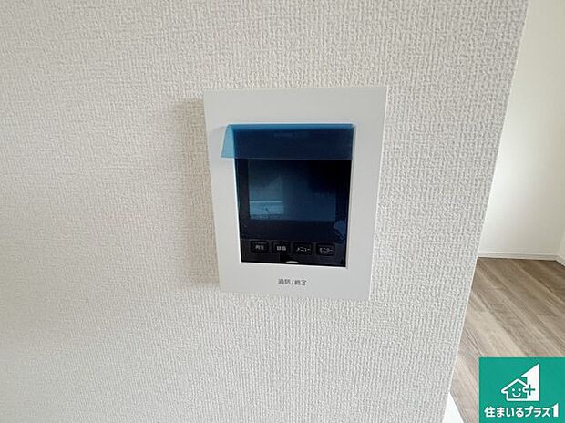 【カラーモニターインターホン】声だけでなく来訪者の姿や顔がモニターで確認できるので、小さなお子様がいらっしゃるご家庭でも安心できます!