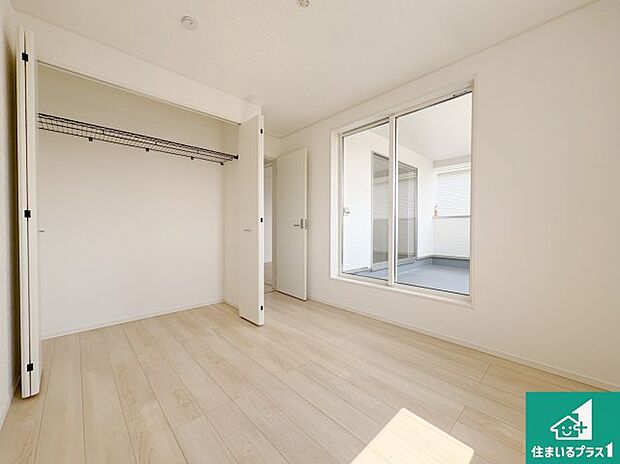 【洋室】シンプルな洋室は、自分好みのインテリアが楽しめます♪ご家族とインテリアや家具を選びに行くのは新築購入時の醍醐味の一つです。ぜひお楽しみください♪