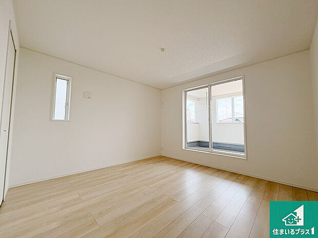 【洋室】シンプルな洋室は、自分好みのインテリアが楽しめます♪ご家族とインテリアや家具を選びに行くのは新築購入時の醍醐味の一つです。ぜひお楽しみください♪