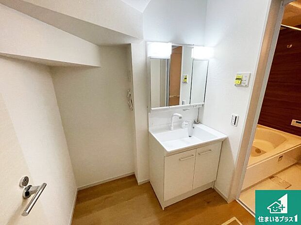 【独立洗面台】清潔感のある洗面台です。フラットな鏡は掃除がしやすく毎日清潔!鏡裏には収納があるのでスッキリとした洗面台が保てます。