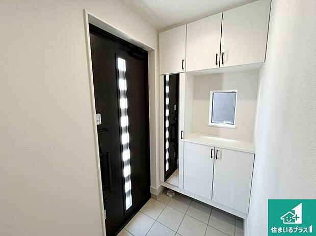 【玄関】シューズボックスにはたくさんの靴が収納できるので玄関周りはいつもスッキリ!ご家族が増えても安心!