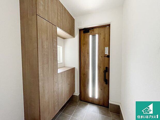 【玄関】シューズボックスにはたくさんの靴が収納できるので玄関周りはいつもスッキリ!ご家族が増えても安心!