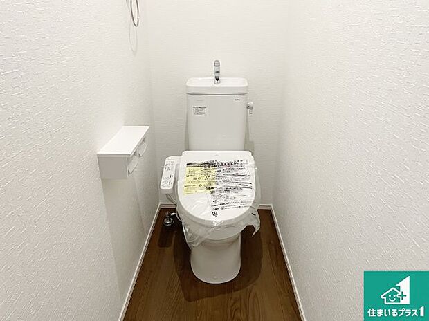 【トイレ】1・2階の2ヶ所にあるので、朝の忙しい時間の順番待ちもなく、深夜の利用にも大変便利です。