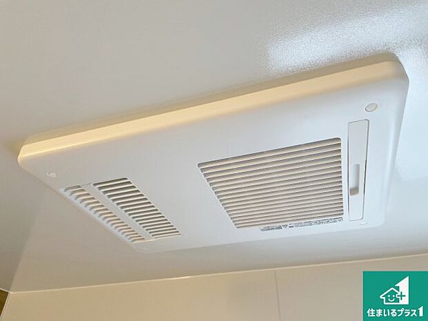 【浴室暖房乾燥機】四季を通して快適なバスライフをお手伝いする浴室暖房乾燥機!浴室の乾燥・暖房・涼風・換気はもちろん、24時間換気にも対応!