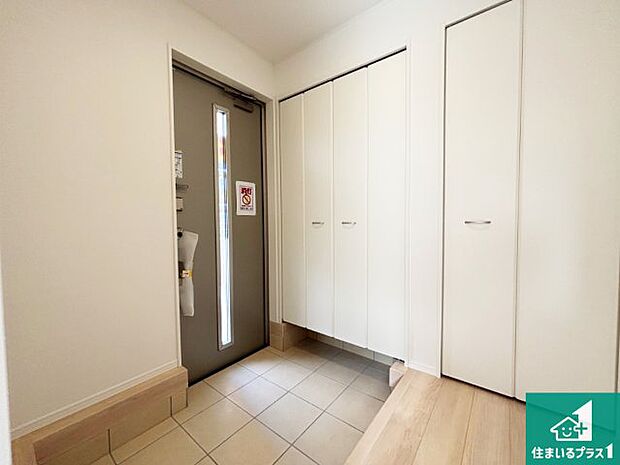 【玄関】シューズボックスにはたくさんの靴が収納できるので玄関周りはいつもスッキリ!ご家族が増えても安心!